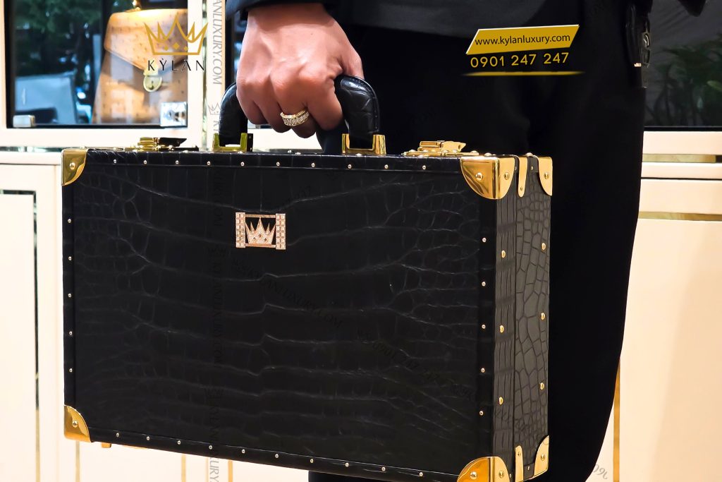 Kỳ Lân Luxury 13 Mặt logo vương miện KyLan vàng nguyên khối Au750 đính kim cương