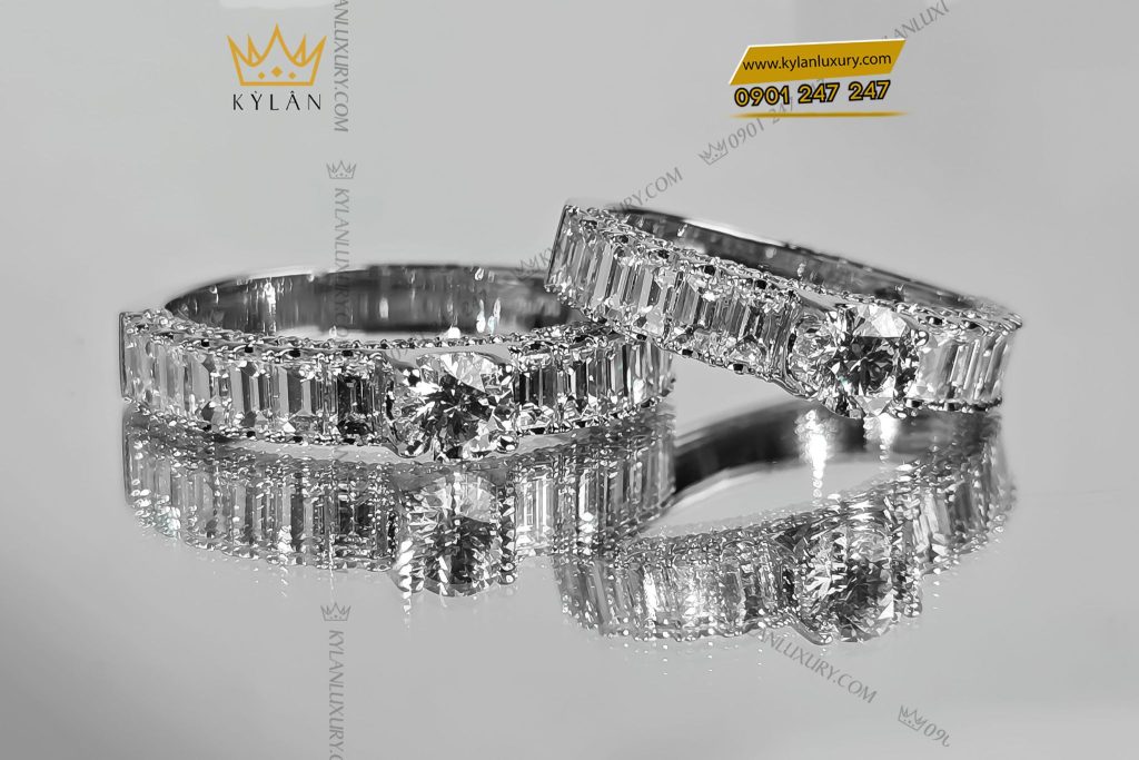 Kỳ Lân Luxury 2 3 Nhẫn nữ vàng trắng nguyên khối Au750 đính viên chủ kim cương 4ly5
