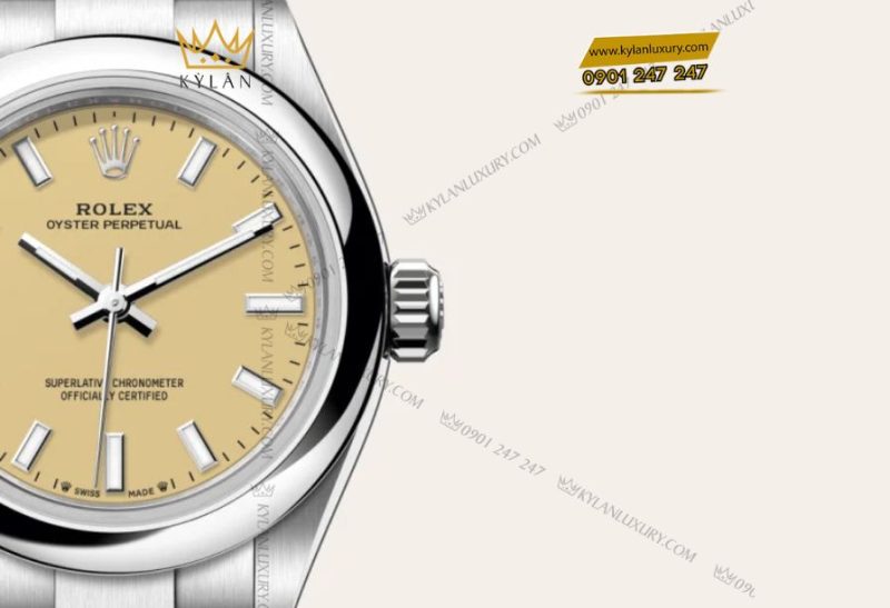 Rolex Oyster Perpetual m276200 size 28mm với mặt số màu be sơn mài nhiều lớp, đánh bóng phủ vecni, vạch giờ và vương miện Rolex dập nổi thủ công