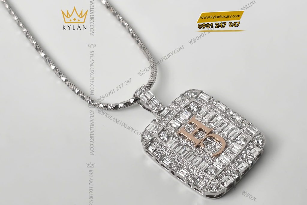 Kỳ Lân Luxury 2 64 Mặt dây chuyền chữ HC vàng trắng nguyên khối Au750 đính đá baguette