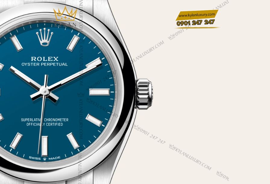 Mặt số xanh biển Rolex Oyster Perpetual m277200được chế tác sơn mài nhiều lớp, vạch giờ và vương miện dập nổi thủ công