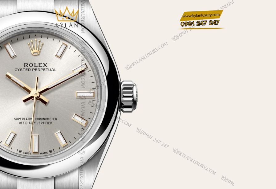 Rolex Oyster Perpetual m276200 28mm mặt số bạc sunray finish, hiệu ứng tia mặt trời phản chiếu tinh tế, hoàn thiện PVD sang trọng.