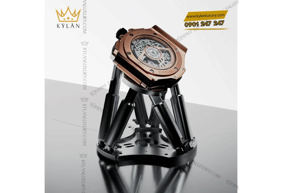 Chất liệu vàng King Gold độc quyền kết hợp ceramic đen và dây cao su đặc trưng của Hublot