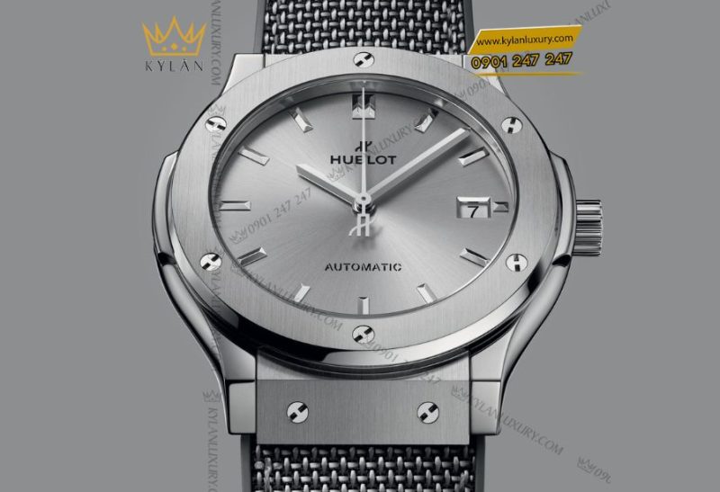 Vỏ Titanium và mặt số xám sunray Essential Grey tinh tế của Hublot Classic Fusion