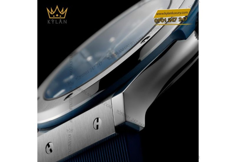 Cận cảnh vỏ Titanium chải satin và đánh bóng của Classic Fusion Titanium Blue