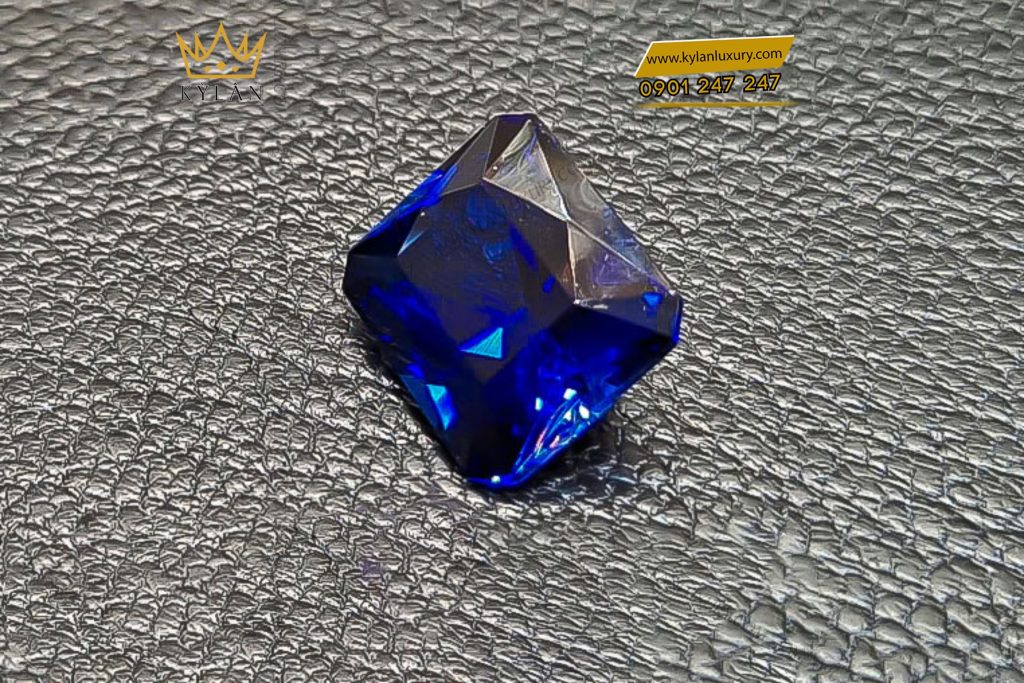 Đá quý sapphire màu xanh dương đậm