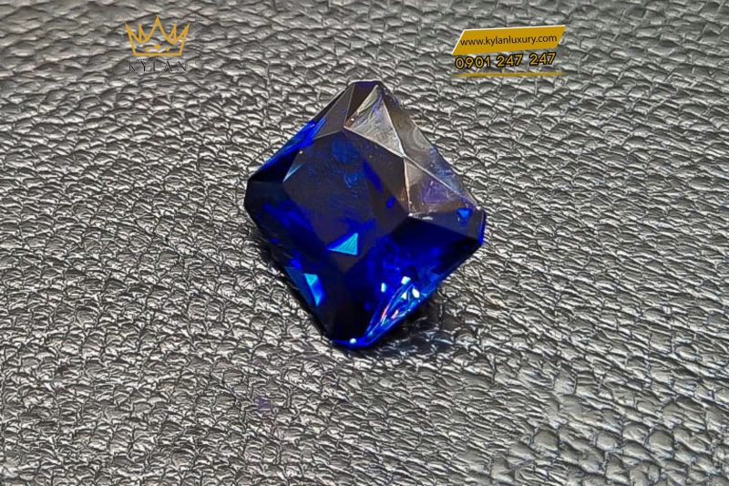 Đá quý sapphire màu xanh dương đậm