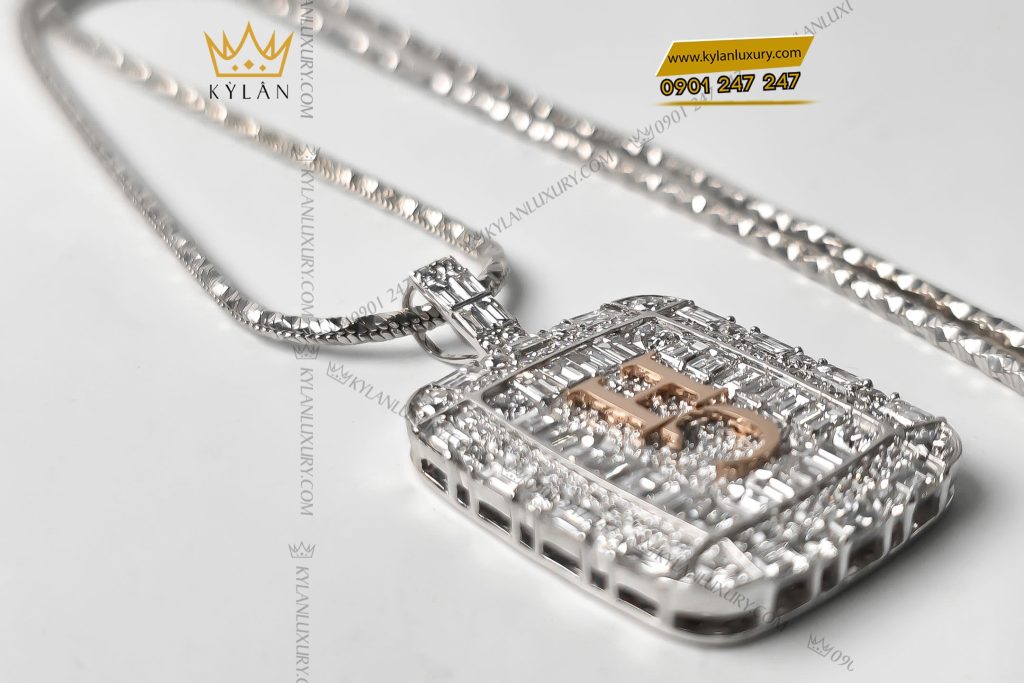 Kỳ Lân Luxury 4 62 Mặt dây chuyền chữ HC vàng trắng nguyên khối Au750 đính đá baguette