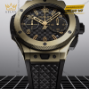 Mặt số carbon effect và dây cao su đen của Big Bang Full Magic Gold 43MM