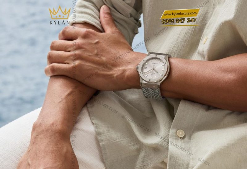 Mặt số xám cùng dây cao su bọc vải xám của Classic Fusion Essential Grey 45MM