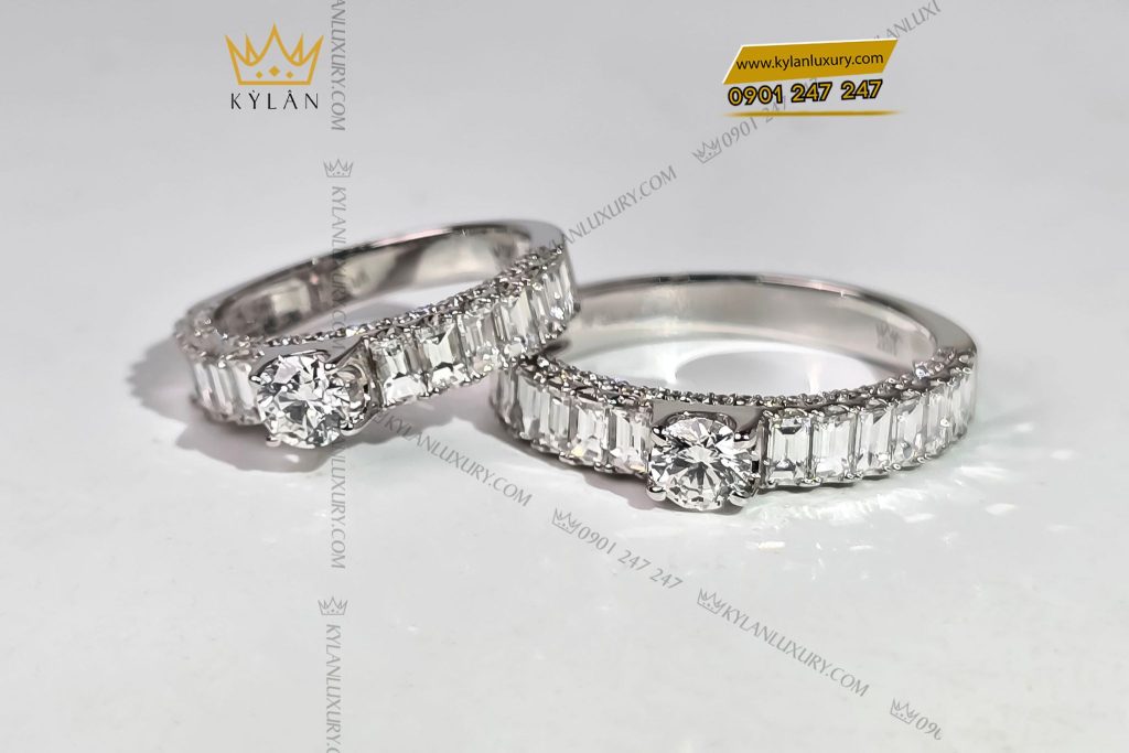 Kỳ Lân Luxury 5 2 Nhẫn nữ vàng trắng nguyên khối Au750 đính viên chủ kim cương 4ly5