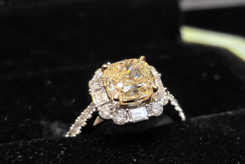 Kỳ Lân Luxury 5 29 Nhẫn nữ vàng trắng nguyên khối Au750 đính viên chủ kim cương 7ly màu vàng