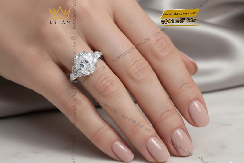 Nhẫn kim cương Oval vàng trắng nguyên khối Au750