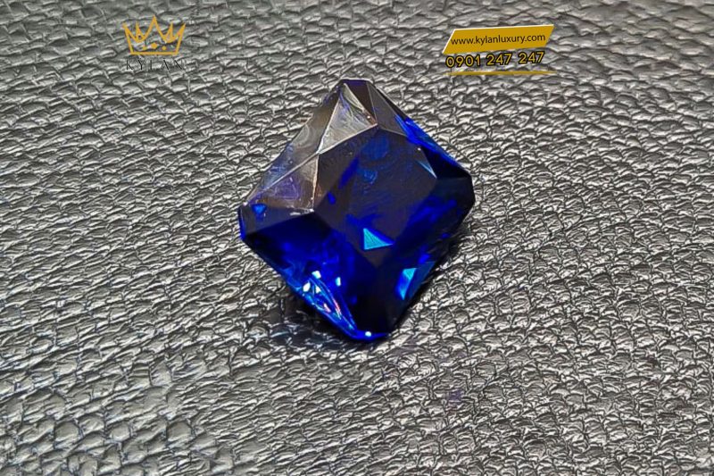 Đá quý sapphire màu xanh dương đậm
