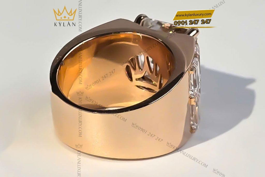 Kỳ Lân Luxury 5 64 Nhẫn nam vàng hồng nguyên khối Au750 đính viên chủ kim cương Baguette