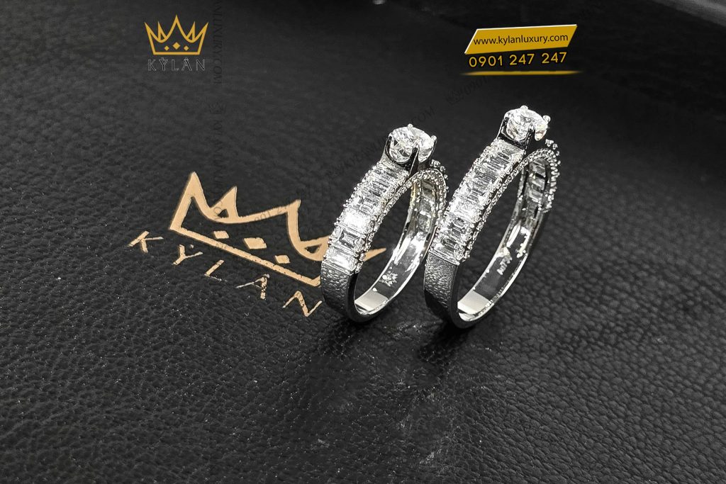Kỳ Lân Luxury 6 3 Nhẫn nữ vàng trắng nguyên khối Au750 đính viên chủ kim cương 4ly5
