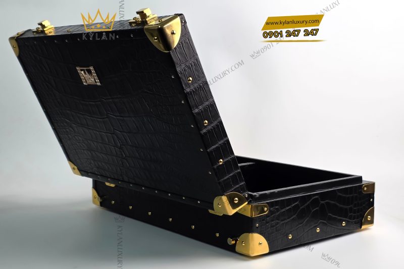 Mặt logo vương miện KyLan vàng nguyên khối Au750 đính kim cương