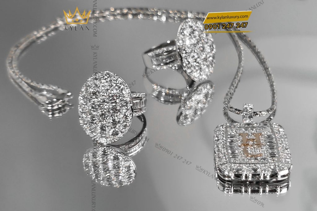 Kỳ Lân Luxury 6 58 Mặt dây chuyền chữ HC vàng trắng nguyên khối Au750 đính đá baguette