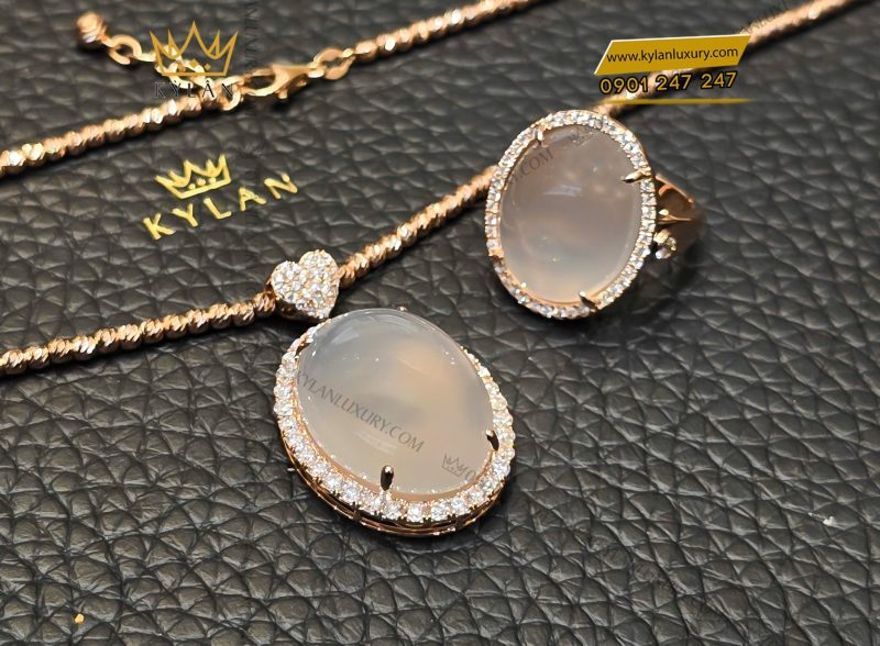 Mặt dây chuyền vàng hồng nguyên khối Au750 đính đá quý trắng