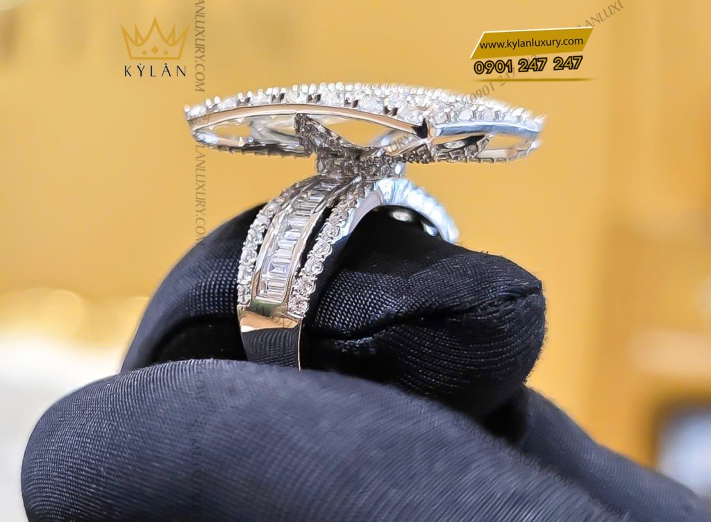Kỳ Lân Luxury 6 86 Nhẫn nữ mặt hình chữ nhật vàng trắng Au750 đính kim cương 
