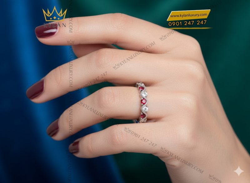 Nhẫn vàng trắng Au750 đính kim cương và sapphire đỏ 