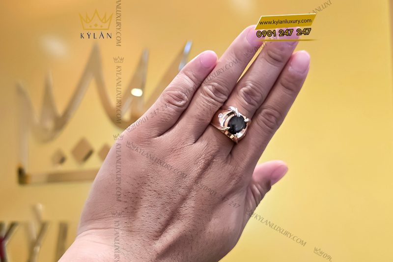 Nhẫn nam vàng hồng nguyên khối Au750 đính đá sapphire đen
