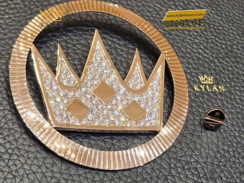 Mặt logo vương miện KyLan vàng nguyên khối Au750 đính kim cương