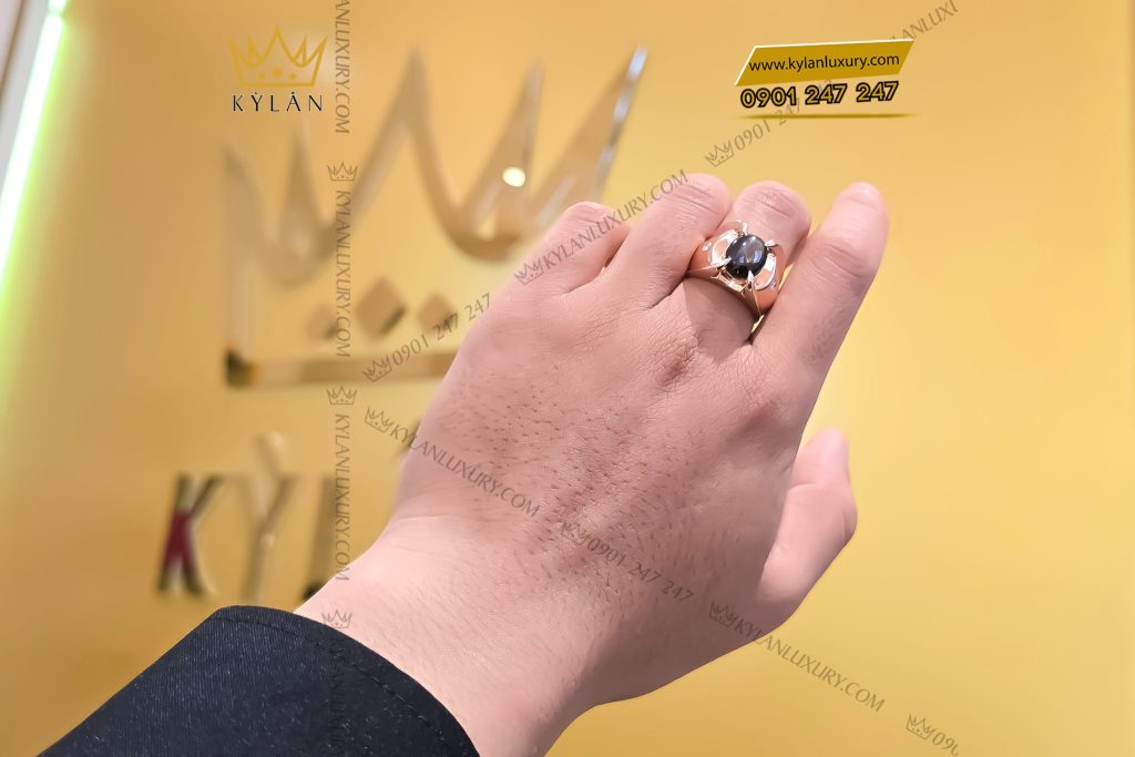Nhẫn nam vàng hồng nguyên khối Au750 đính đá sapphire đen