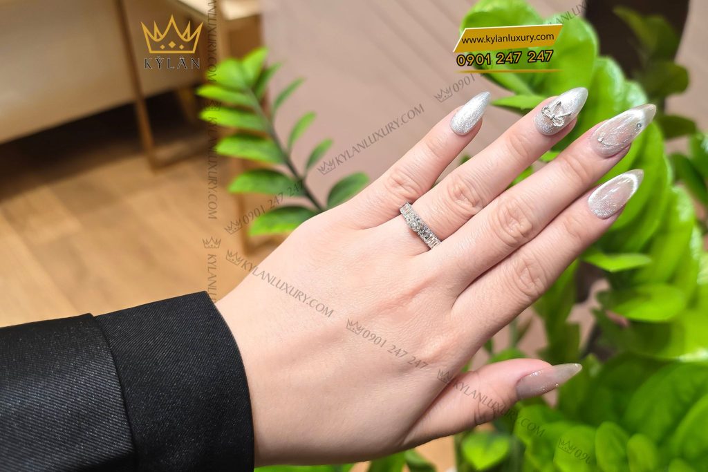 Kỳ Lân Luxury 8 3 Nhẫn nữ vàng trắng nguyên khối Au750 đính viên chủ kim cương 4ly5