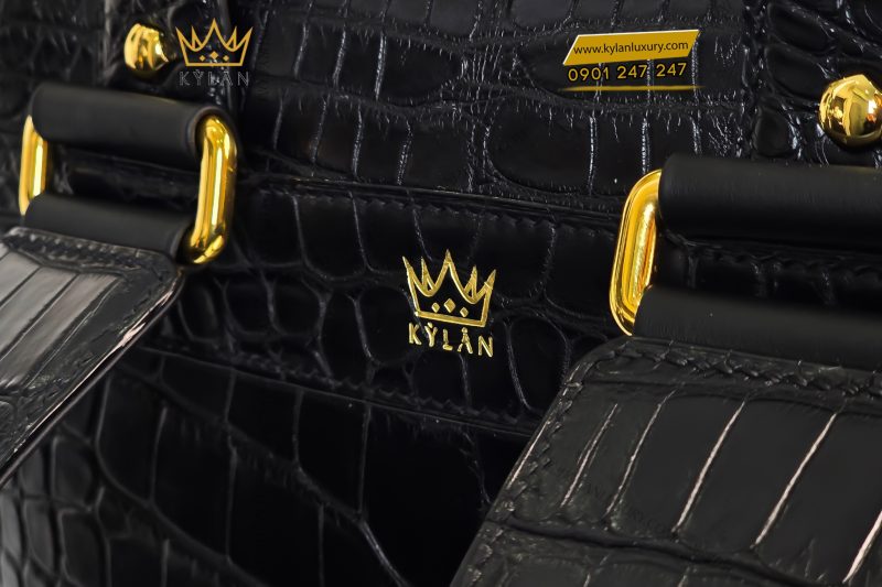 Balo da cá Alligator đen đính logo vương miện KY LAN