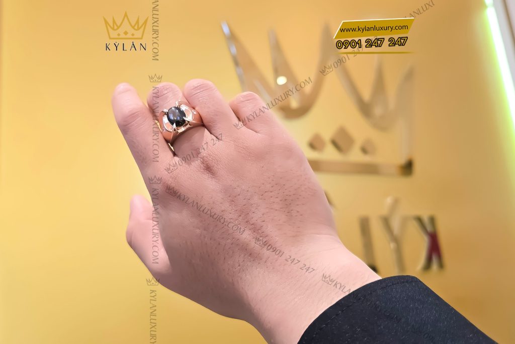 Nhẫn nam vàng hồng nguyên khối Au750 đính đá sapphire đen