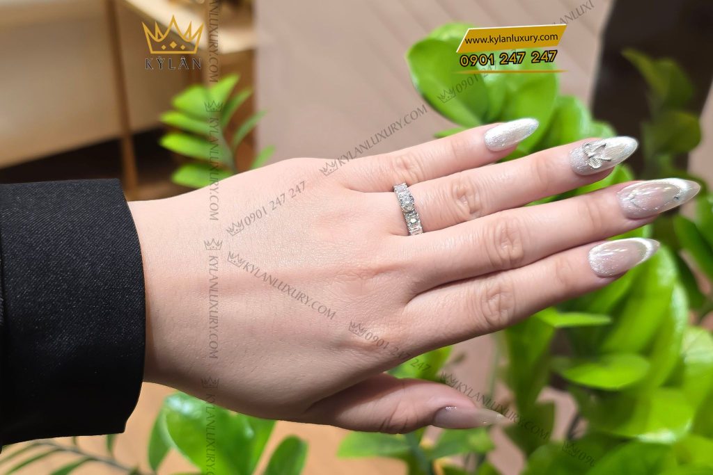 Nhẫn nữ vàng trắng nguyên khối Au750 đính viên chủ kim cương 4ly5
