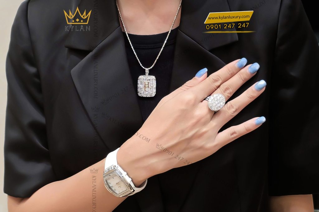 Kỳ Lân Luxury 9 22 Mặt dây chuyền chữ HC vàng trắng nguyên khối Au750 đính đá baguette