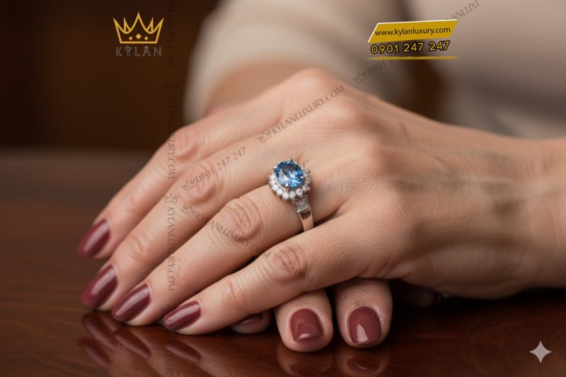 Nhẫn vàng trắng Au750 đính kim cương và đá sapphire xanh
