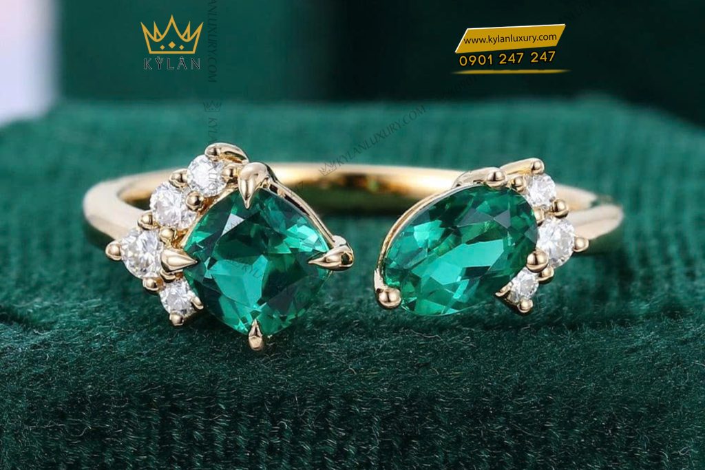 Kỳ Lân Luxury 1 64 Nhẫn nữ vàng nguyên khối Au750 đính hai viên chủ đá ngọc lục bảo