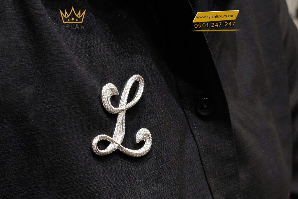 Logo cài áo chữ L vàng trắng nguyên khối Au750 đính kim cương 6 Logo cài áo chữ L vàng trắng nguyên khối Au750 đính kim cương
