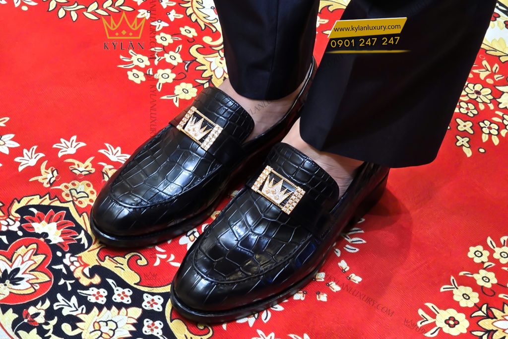 Giày nam da cá Alligator black đính logo vương miện vàng full kim cương 6 Giày nam da cá Alligator black đính logo vương miện vàng full kim cương