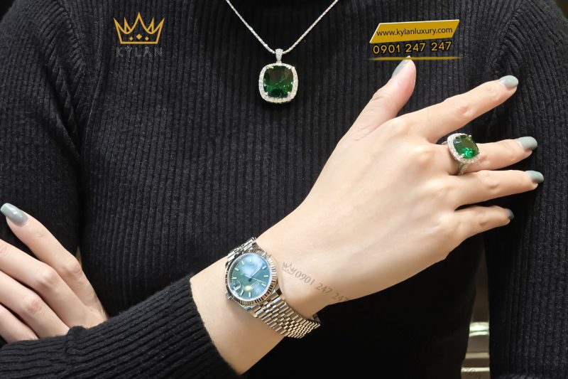 Nhẫn vàng trắng nguyên khối Au750 đính kim cương và đá ngọc lục bảo