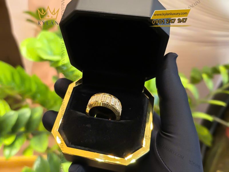 Nhẫn Rolex xoay vàng nguyên khối Au750 đính 5 hàng kim cương baguette