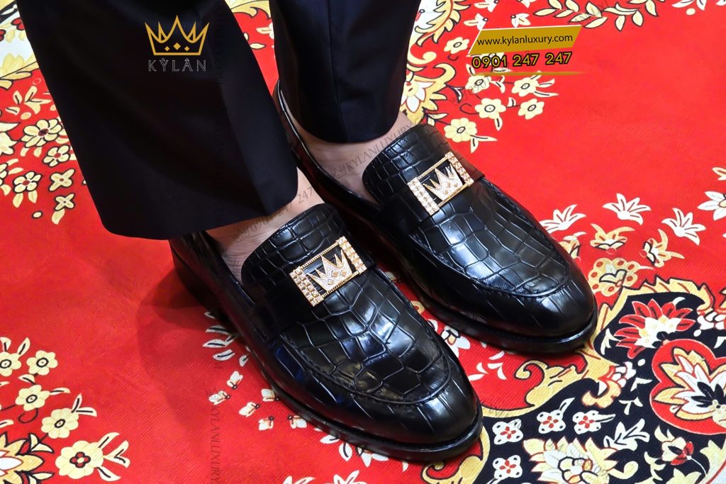 Giày nam da cá Alligator black đính logo vương miện vàng full kim cương 18 Kỳ Lân Luxury 11 18 Giày nam da cá Alligator black đính logo vương miện vàng full kim cương