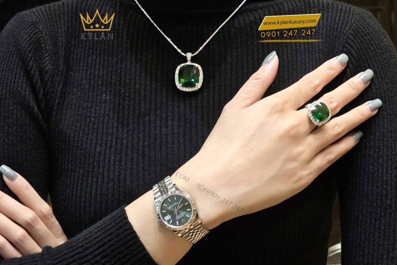 Nhẫn vàng trắng nguyên khối Au750 đính kim cương và đá ngọc lục bảo