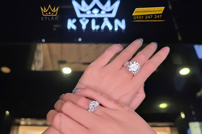 Nhẫn nữ vàng hồng nguyên khối Au750 đính viên kim cương chủ 15ly