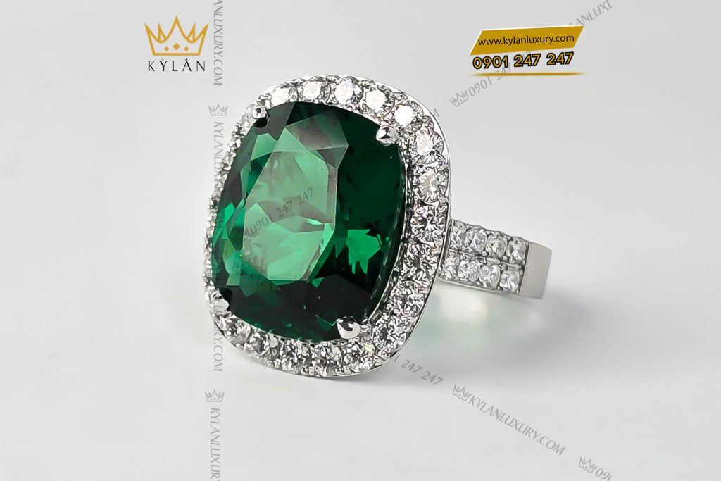 Kỳ Lân Luxury 2 25 Nhẫn vàng trắng nguyên khối Au750 đính kim cương và đá ngọc lục bảo