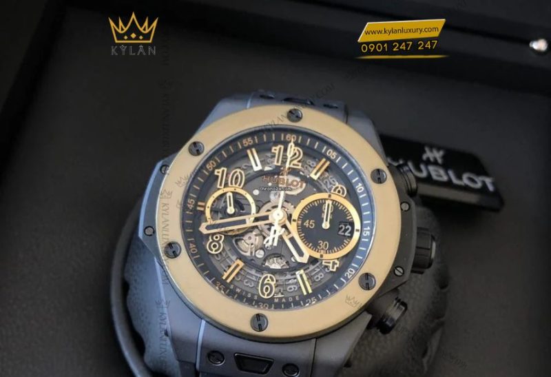 Dây cao su đen cấu trúc đôi và khóa gập ceramic đen của Hublot Big Bang Unico Ceramic Magic Gold 44mm mang lại sự thoải mái và tinh tế cho người đeo.