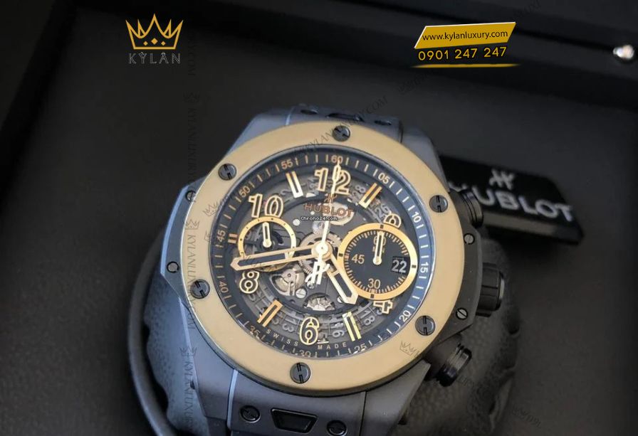 Dây cao su đen cấu trúc đôi và khóa gập ceramic đen của Hublot Big Bang Unico Ceramic Magic Gold 44mm mang lại sự thoải mái và tinh tế cho người đeo.