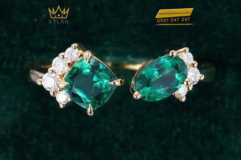 Nhẫn nữ vàng nguyên khối Au750 đính hai viên chủ đá ngọc lục bảo