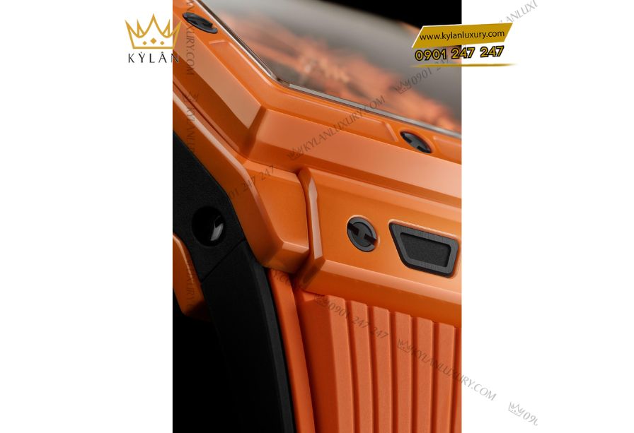 Mặt đồng hồ sapphire trong suốt cùng dây cao su đen – cam của Hublot Spirit of Big Bang Orange Ceramic.