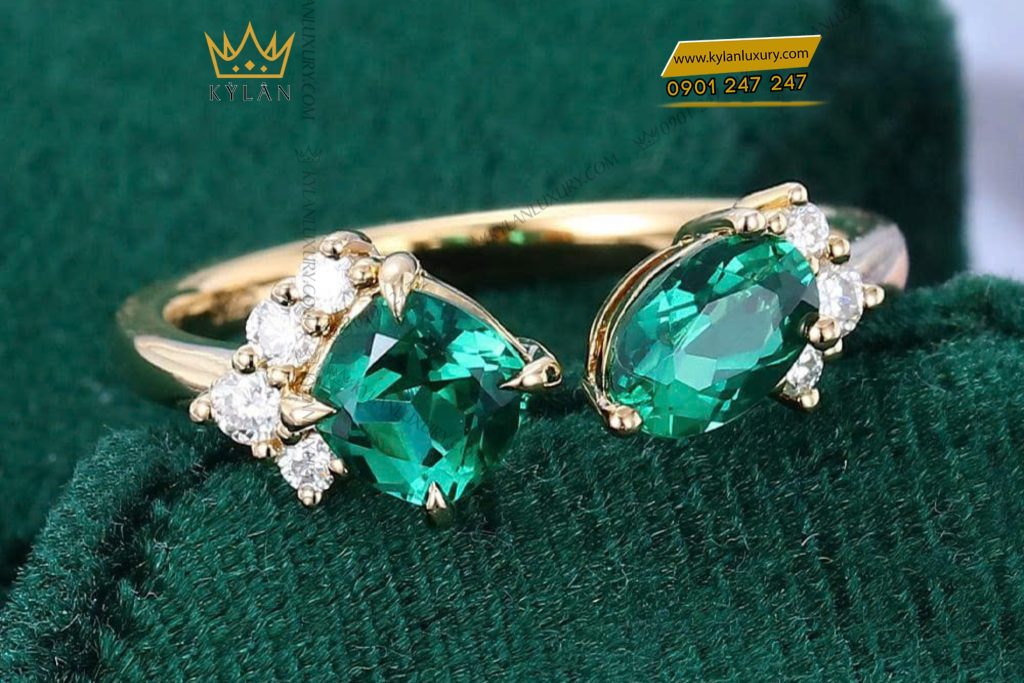 Kỳ Lân Luxury 3 63 Nhẫn nữ vàng nguyên khối Au750 đính hai viên chủ đá ngọc lục bảo