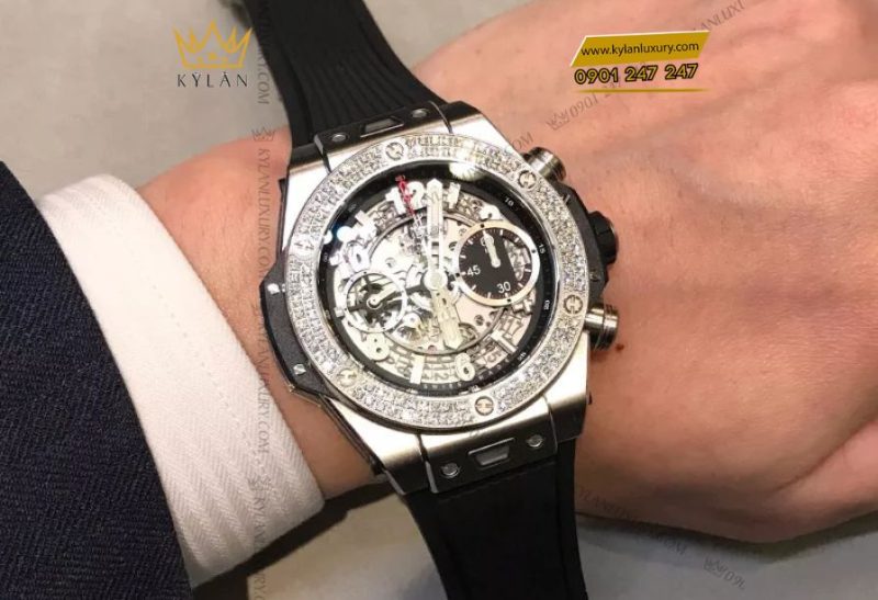 Vành đồng hồ Hublot Big Bang Unico Titanium Diamonds 44mm nạm 126 viên kim cương tỏa sáng trên nền titan mạnh mẽ, thể hiện đẳng cấp xa xỉ.