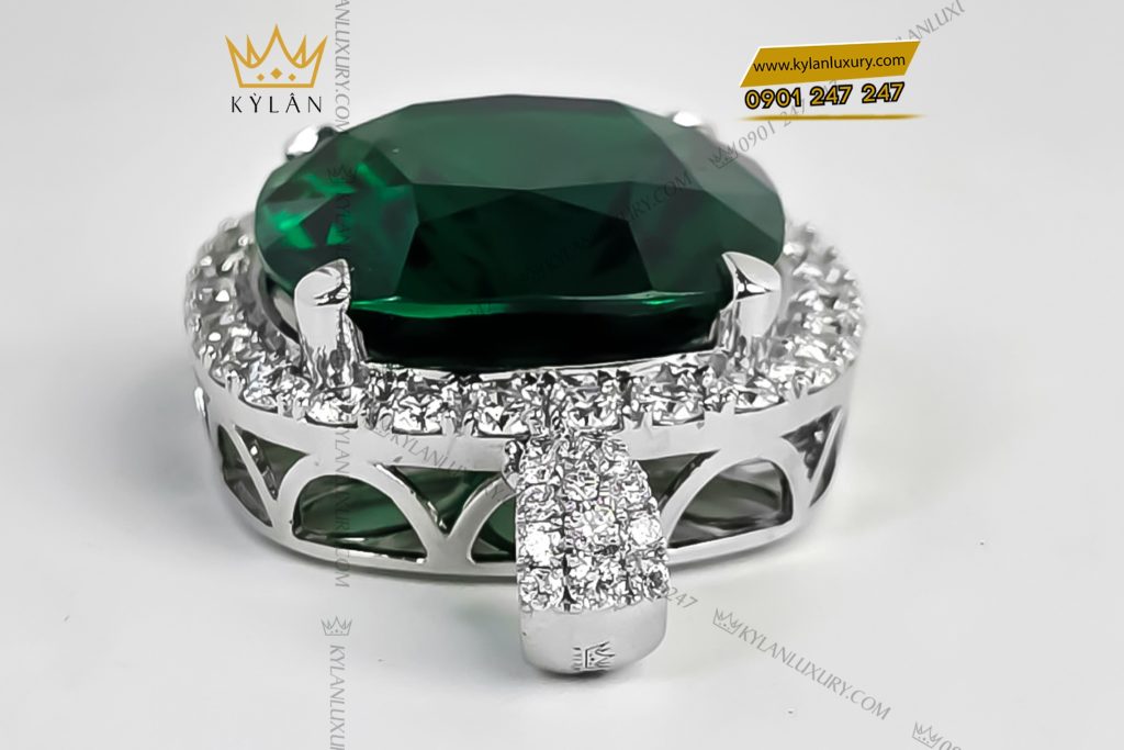 Mặt dây chuyền vàng trắng nguyên khối Au750 đính kim cương và đá ngọc lục